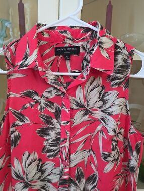 Banana Republic Coral Pink Floral Sleeveless Button-Front Top